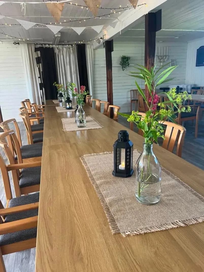 Dukat långbord i festlokalen med ljusslingor